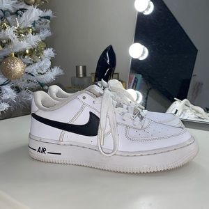 GENTLY USED NIKE AIR FORCE ONES IN BLACK AND WHITE SIZE US W 5.5 KIDS US SIZE 4